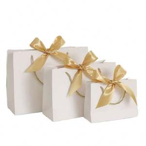 Sacs shopping en papier personnalisés noir et bleu avec nœud papillon et logo estampé à chaud or pour l'emballage de vêtements, chaussures et bijoux - Product Image 2