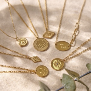 Collares de Gargantilla con Colgante Redondo de Acero Inoxidable Chapado en Oro, Accesorios Delicados al por Mayor para Mujer - Product Image 3