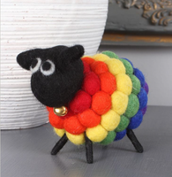 Ornement de mouton arc-en-ciel en feutre de laine fait main avec clochette, figurine d'animal en feutre mignonne, décoration de table pour la maison, cadeau artisanal pour les fêtes