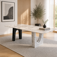 Table à manger rectangulaire en marbre blanc de Carrare éclectique avec pieds sculpturaux en pierre noire et blanche et base contrastante pour projet hôtelier