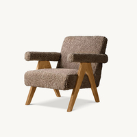 Fauteuil individuel de luxe en peluche à poils longs, style moderne du milieu du siècle, avec base en bois, idéal pour la décoration de chambre, d'hôtel ou de salon.