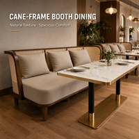 Banquette avec dossier en rotin et structure en bois foncé pour restaurant, ensemble de banquettes trois places pour café et hôtel