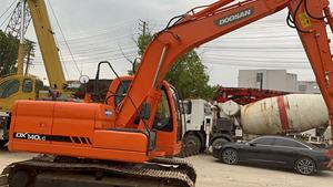 Excavatrice sur chenilles Doosan DX140LC orange, équipement de construction robuste - Product Image 4