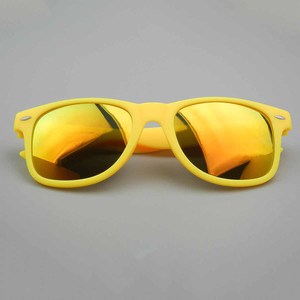 แว่นตากันแดด UV400 CE ฟลูออเรสเซนต์สีเหลืองเลนส์แว่นตาออกแบบโลโก้ที่กำหนดเองสีดำสีขาวพลาสติกชายหาด - Product Image 4