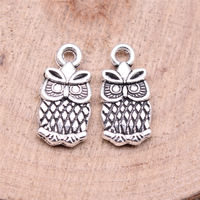 Breloque hibou à plumes croisées 15x7mm en alliage de zinc argent antique pour mobile de chambre d'enfant sur le thème de la forêt