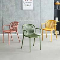 Chaise de salle à manger en plastique PP Design, fabriquée à partir de polypropylène de haute qualité importé à 100 %, garantissant une durabilité accrue
