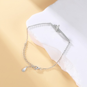 Bracelet pour femme en argent sterling 925 plaqué or rhodié avec breloque flèche et zircon serti griffe, sans nickel, sans plomb, minimaliste - Product Image 4