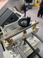 Machine d'étiquetage automatique PLC avec imprimante pour bouteilles à surface plane et étiquettes de cartes Doypack