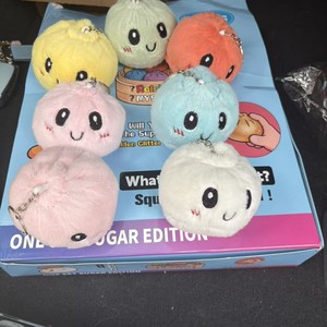 Vente en gros usine : Pendentif porte-clés en peluche populaire, anti-stress sonore, doux et adorable, cadeau de décompression - Product Image 1