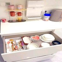 Buffet blanc minimaliste moderne avec rangement extensible et surface lisse pour salon et salles à manger d'hôtel