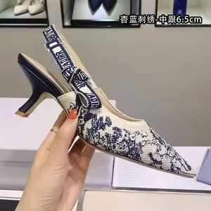 Nuevas zapatillas de diseñador de lujo de alta calidad 2026, sandalias bordadas puntiagudas de primavera y verano con diseño de gato y tacones altos sexys - Product Image 1