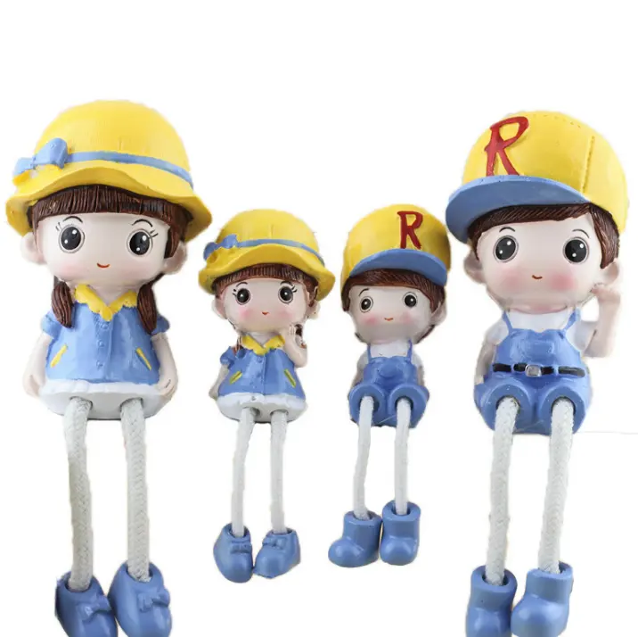 4つの漫画のぶら下がっている足の人形の家の装飾の創造的な家族
