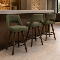 Chaise de bar rembourrée verte moderne DM avec dossier ouvert, siège pivotant et pieds en bois pour restaurant