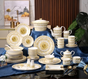 Set <span class=keywords><strong>da</strong></span> Pranzo in Porcellana Bone China <span class=keywords><strong>da</strong></span> 58 Pezzi, Lussuoso e Classico, Stile Occidentale, Minimalista con Decorazioni Dorate in Rilievo, per <span class=keywords><strong>Servizio</strong></span> Alberghiero - Product Image 1