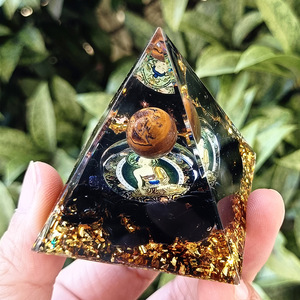Pyramide en résine de galets de cristal, ornement de bureau artisanal, décoration d'aquarium, statue de Bouddha œil de tigre, cadeau - Product Image 2