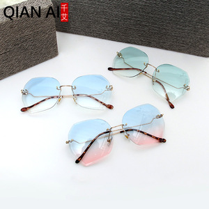 แว่นกันแดดไร้กรอบสำหรับผู้หญิง Qianai เลนส์ไล่เฉดสีโอเชียนทรงไม่สมมาตร ป้องกันรังสียูวี 400 กรอบสีทอง รุ่นที่ 3 - Product Image 5