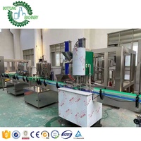 Machine de rinçage, remplissage et bouchage de bouteilles d'eau minérale pure et naturelle, type sport, rondes, de 1,5L et 2L, avec capacité de 1500 bouteilles par heure, 12 têtes de remplissage