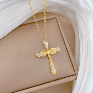 <span class=keywords><strong>Collana</strong></span> Elegante Stile Lusso Croce Distorto <span class=keywords><strong>con</strong></span> Diamanti Scintillanti e Pietre di Zircone - Product Image 4