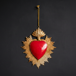 Adorno de Pared de Corazón Sagrado Esmaltado en Rojo |   Placa de ex voto de latón dorado con diseño de llamas |   Letrero Colgante Vintage con Milagros Católicos Mexicanos - Product Image 1
