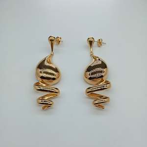 Pendientes de Moda con Baño de Oro PVD, Acero Inoxidable 316L, Diseño Sostenible y Resistente - Product Image 1