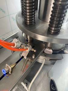 Máquina de inserción de tapa de plástico de alta velocidad poner revestimiento de aluminio y anillo de seguridad en la máquina tapadora de tapas - Product Image 4