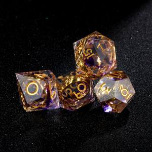 Ensemble de 7 dés de D&D artisanaux de 35 mm, à noyau liquide, à bords tranchants, dégradé ambre violet, avec anneau doré intégré, inspiré du <span class=keywords><strong>Seigneur</strong></span> <span class=keywords><strong>des</strong></span> <span class=keywords><strong>Anneaux</strong></span> - Product Image 5