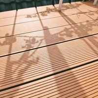Dalles de terrasse en composite bois-plastique (WPC) à emboîtement, design traditionnel extérieur, surface rainurée, aspect teck