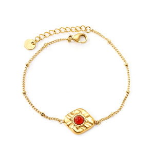 สร้อยข้อมือรูปดอกไม้สไตล์ยุโรปอเมริกัน ประดับด้วยหินสีแดง ชุบทองบนสแตนเลสสตีล เครื่องประดับสำหรับผู้หญิงใส่ได้ทุกวัน รุ่น BR27800EG - Product Image 2