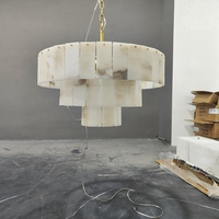 Suspension circulaire minimaliste en albâtre, design à couches dégradées, corps en laiton, accents métalliques dorés, économe en énergie, lumière douce et chaude 2700K