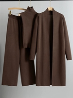 Ensemble femme tendance automne : haut tricoté à manches courtes, cardigan mi-long et pantalon large