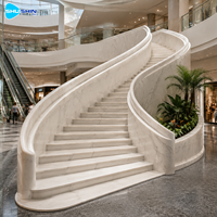 Escalier courbé en marbre blanc avec rampes, escaliers imposants polis et durables pour hôtel de luxe, villa, hall et intérieur de maison de maître