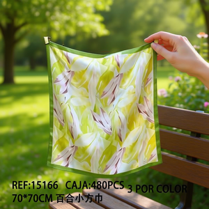 Fazzoletto quadrato piccolo Lily 70x70 cm, sciarpa in seta stampata per donna, accessorio moda - Product Image 3