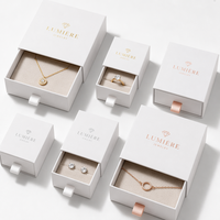 Boîte à bijoux carrée blanche mate avec logo en feuille d'or, d'argent et de rose gold, ensemble d'emballage cadeau personnalisé