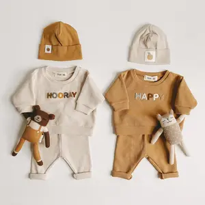 En stock automne hiver bébé broderie à manches longues ensemble de vêtements sweat-shirt et pantalon enfants survêtements avec bonnet tricoté 3pcs