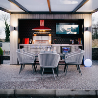 Système d'armoires de cuisine extérieures en acier inoxydable étanche au design moderne pour appartement, avec comptoir en granit, évier, robinet et barbecue à gaz