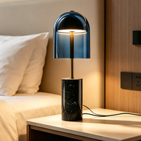Lámpara de Mesa Moderna con Arco de Vidrio Azul, Base Cilíndrica de Mármol Negro, Conector de Latón, Luz LED Cálida, para Dormitorio, Hotel u Oficina