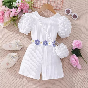 Tuta Estiva per Bambine con Decorazioni Floreali, Maniche a Sbuffo e Righe, Outfit Elegante con Borsa - Product Image 4