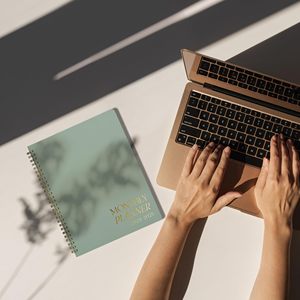 Bán Buôn Tùy Chỉnh In Ấn Sage Màu Xanh Lá Cây Xoắn Ốc Máy Tính Xách Tay Tạp Chí Cuốn Sách <span class=keywords><strong>2025</strong></span> Hàng Tháng Kế Hoạch - Product Image 3