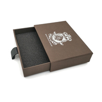 Boîte en carton noir mat avec logo en feuille d'or personnalisée et insert en mousse