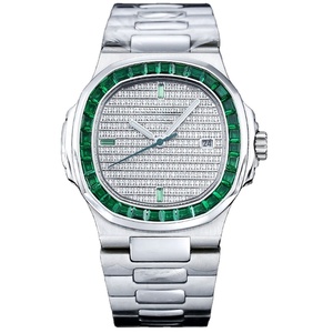 นาฬิกาข้อมือผู้ชายคุณภาพสูงรุ่นใหม่ สไตล์ฮิปฮอป ตัวเรือนทรงหมอน สายสแตนเลส ขอบหน้าปัดประดับอัญมณีสีเขียว หน้าปัดเพชรเต็มหน้า พร้อมแสดงวันที่ - Product Image 1