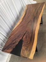 Table de salle à manger en bois massif de style moderne avec bord naturel et résine époxy