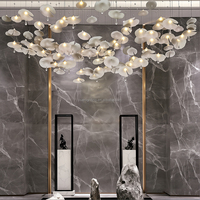 Lustre personnalisé en forme de pétale de lotus pour hall d'hôtel, lampe de plafond en verre de luxe à motif floral naturel pour projet de décoration d'éclairage
