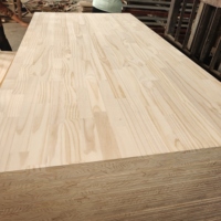 Planche en pin radiata massif à jointures à languettes, directement de l'usine