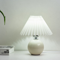 Abat-jour en tissu plissé créatif, lampe de table en céramique, maison, chambre, bureau, chevet, lampe LED décorative