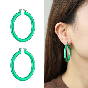 Boucles d'oreilles créoles en acier inoxydable avec revêtement électrophorétique multicolores pour femmes |   Durable, hypoallergénique et imperméable - Product Image 6