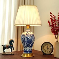 Lampe de table en céramique florale peinte à la main de luxe vintage, base en laiton antique, lampe de chevet pour chambre d'hôtel