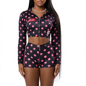 Nuevo Conjunto Deportivo de 2 Piezas para Mujer, con Logotipo Personalizado, Top Corto de Manga Larga con Cierre y Pantalones Cortos de Cintura Alta, Diseño de Puntos Rosa y Negro, Tendencia en Moda - Product Image 1