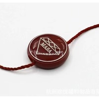 Corde d'étiquette personnalisée Prix du produit en polyester Corde personnalisée Corde d'étanchéité en tissu de luxe avec logo en relief Corde d'étiquettes d'étanchéité en plastique
