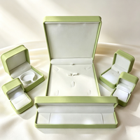 Boîte à bijoux avec éclairage LED, extérieur en cuir PU, doublure en velours, logo personnalisé, rangement pour bagues, pendentifs, bracelets, coffret cadeau