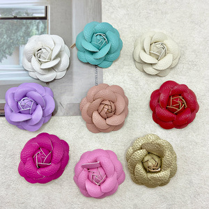 Yupu Corsage de Flor de Camelia en Cuero 3D, Accesorio de Tela Hecho a Mano para Decoración de Zapatos y Cabello - Product Image 1
